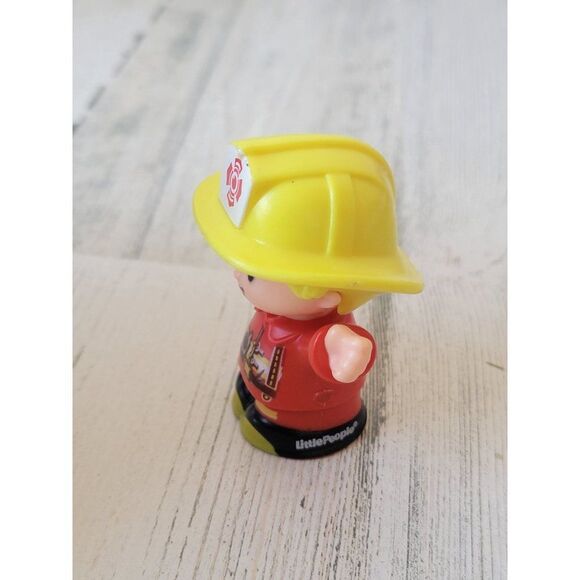 Little People firefighter boy Mattel 2016 doll accessory toy figure - Picture 3 of 5